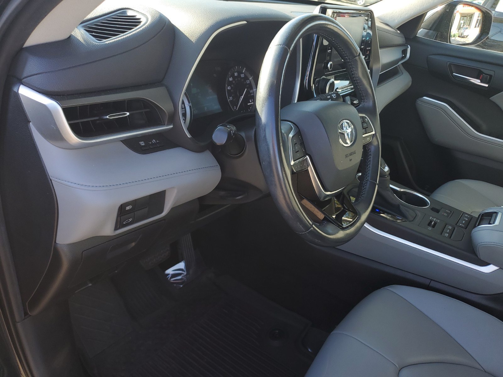 Used 2020 Toyota Highlander XLE AWD/4WD image 20