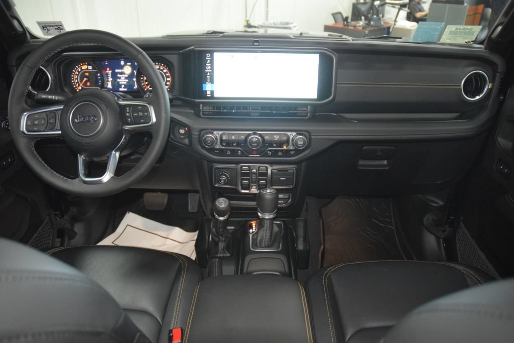 Used 2025 Jeep Wrangler Unlimited Sahara AWD/4WD image 29