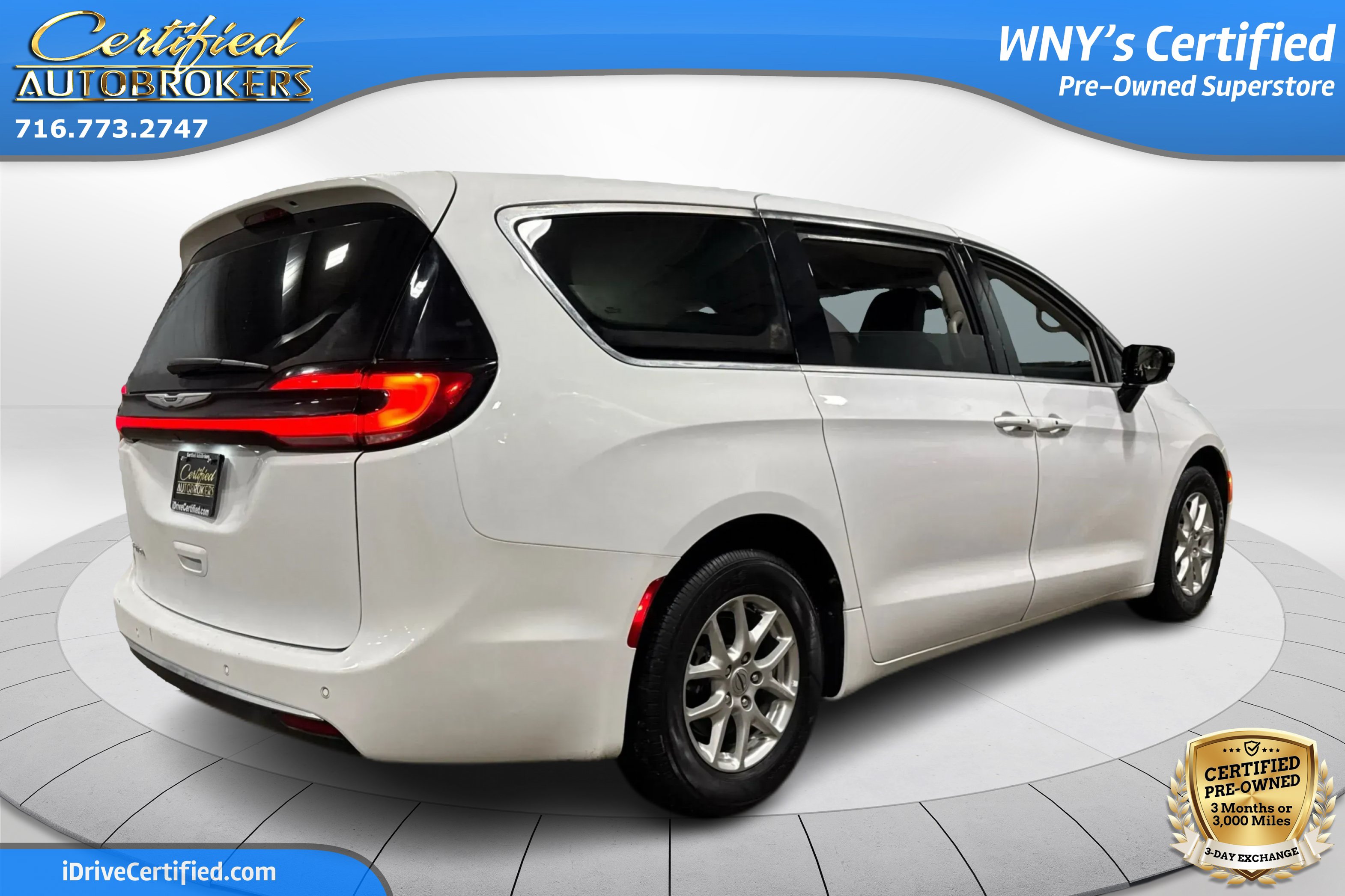 Used 2024 Chrysler Pacifica Touring-L FWD image 6