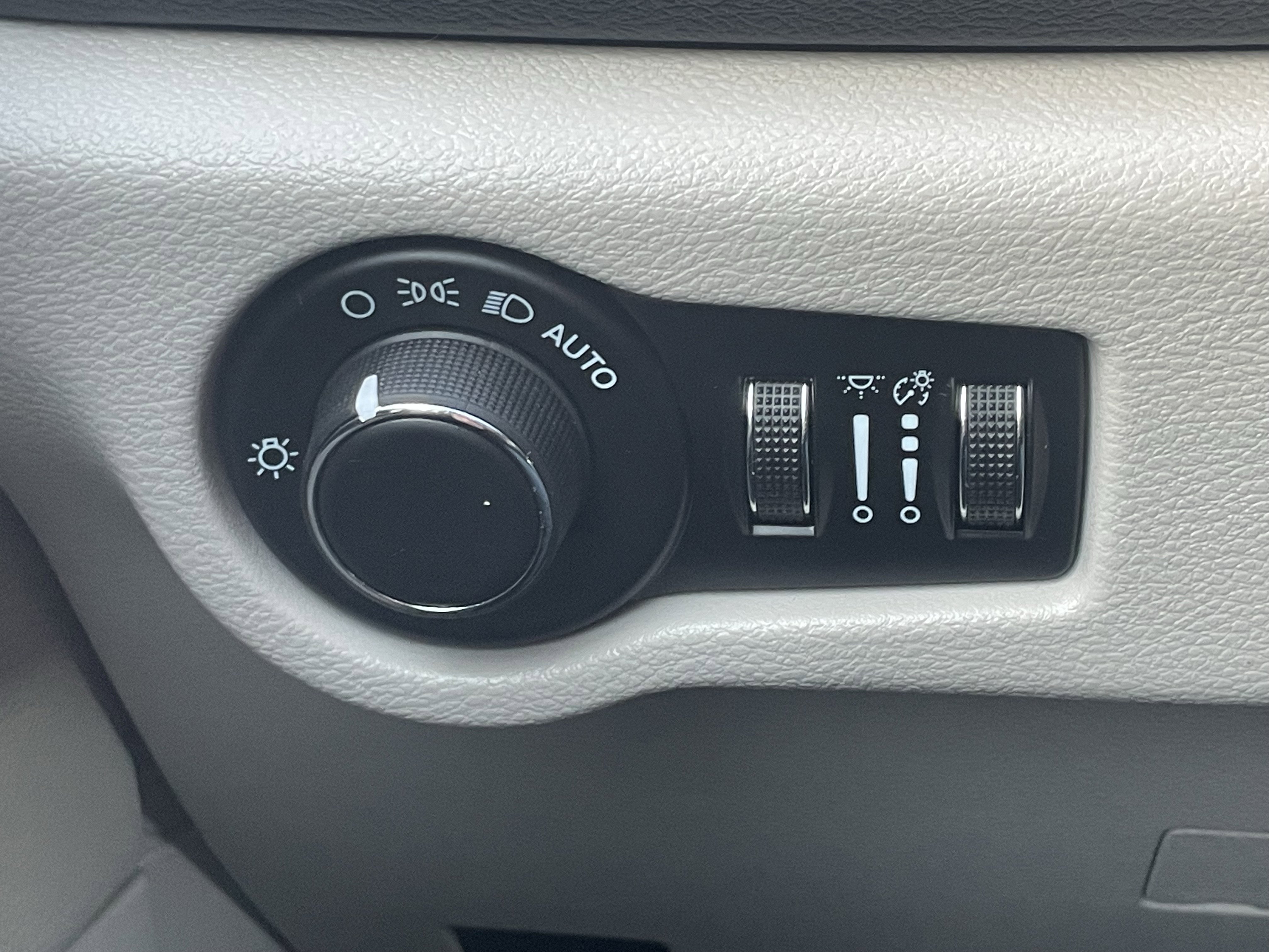 Used 2022 Chrysler Voyager LX image 32