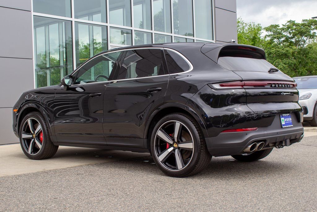 Used 2024 Porsche Cayenne S w/ Premium Package image 8