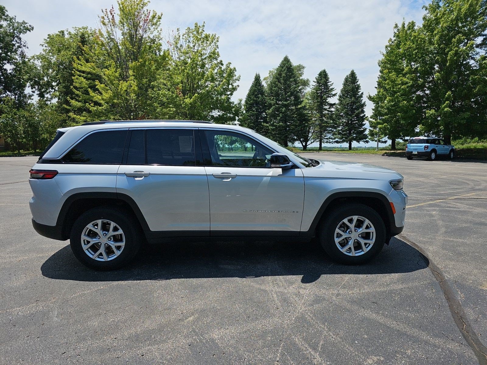 Used 2023 Jeep Grand Cherokee Limited w/ Trailer Tow Prep Group (B) AWD/4WD image 7