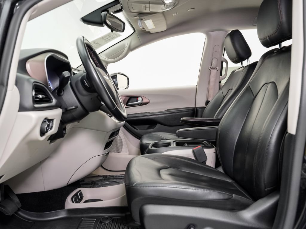 Used 2018 Chrysler Pacifica Touring-L FWD image 6