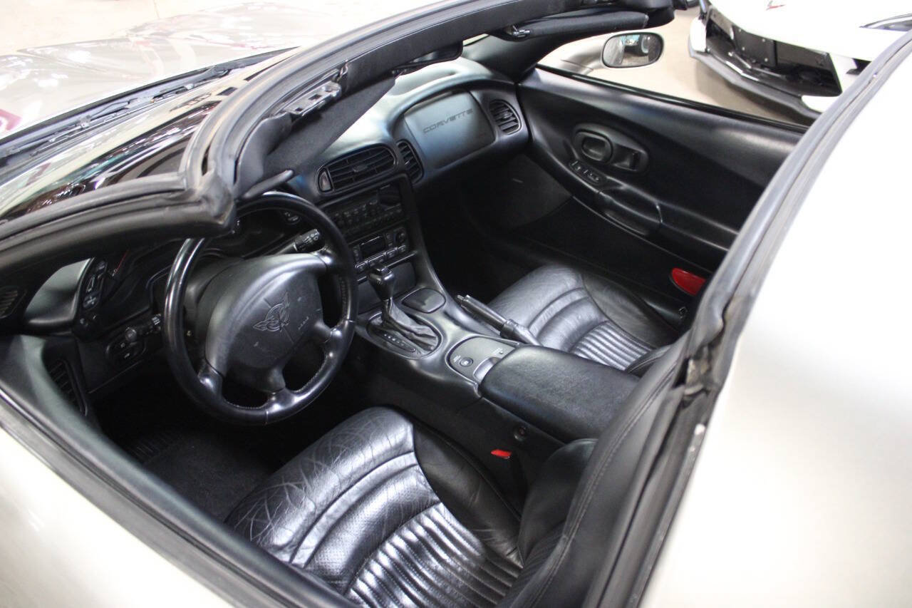 Used 2001 Chevrolet Corvette Coupe w/ Preferred Equipment Group2 RWD image 21