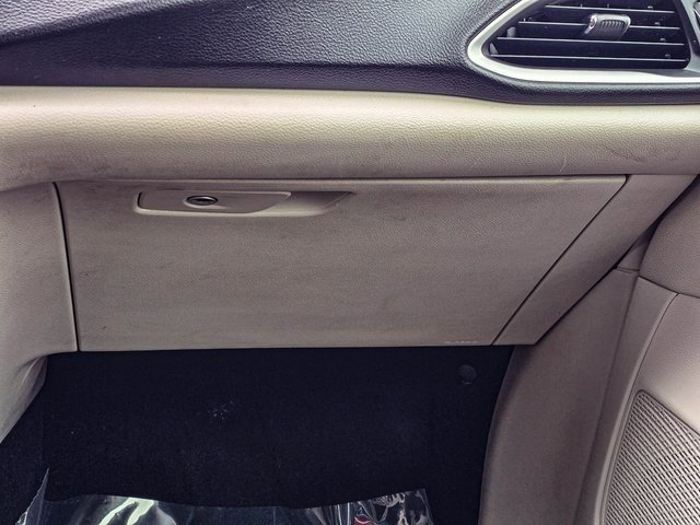 Used 2020 Chrysler Pacifica Touring-L image 32