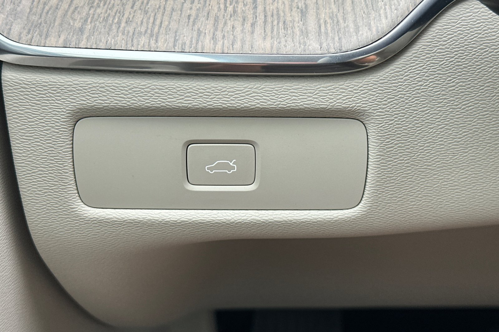 Certified 2023 Volvo XC60 B5 Plus w/ Protection Package Premier FWD image 32