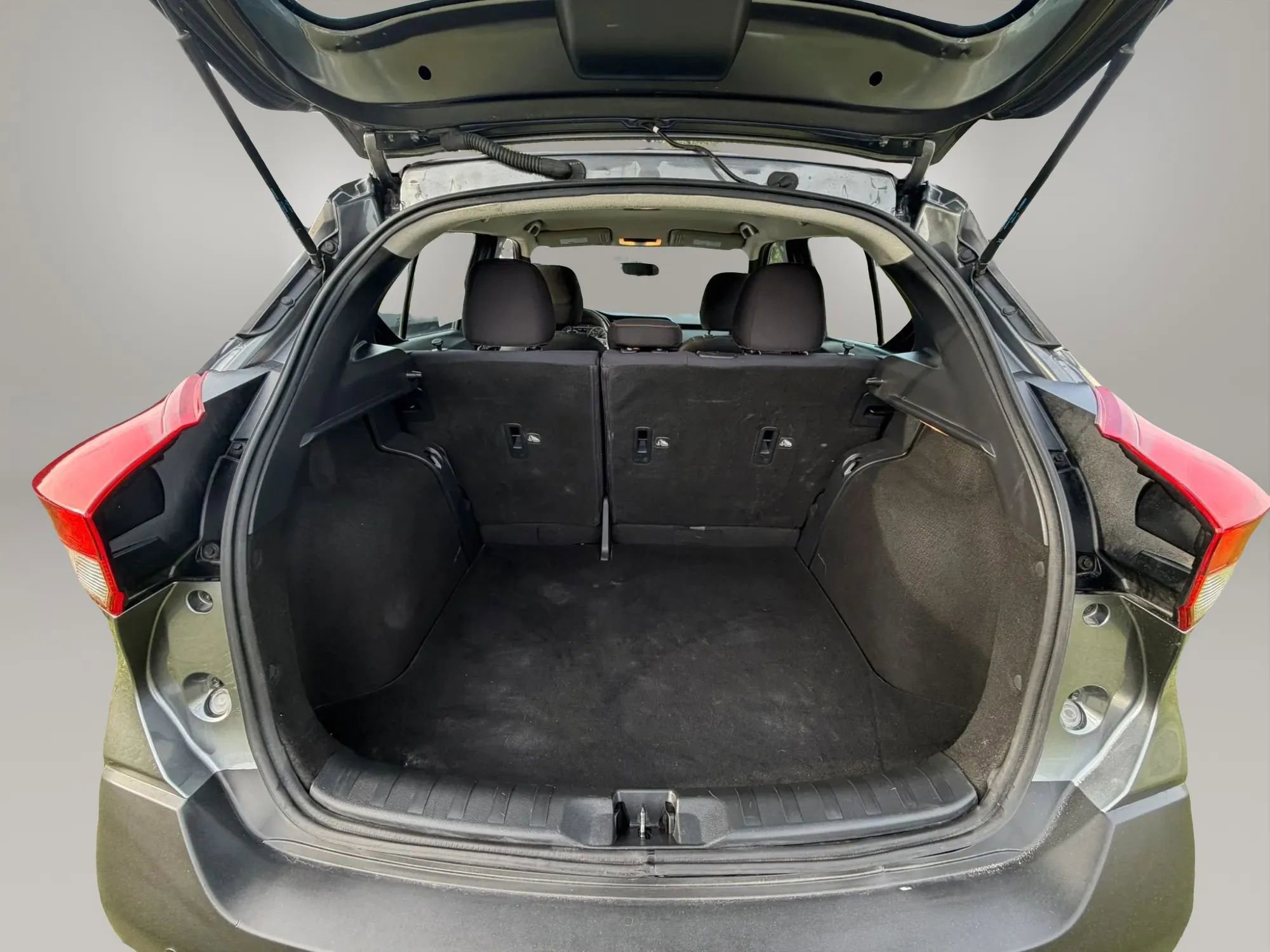 Used 2019 Nissan Kicks SR w/ Exterior Electronics Package image 17