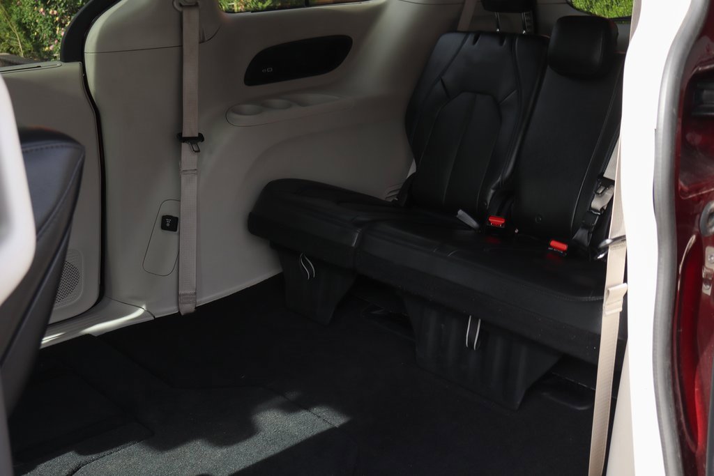 Used 2021 Chrysler Pacifica Touring-L w/ Uconnect Theater Family Group image 37