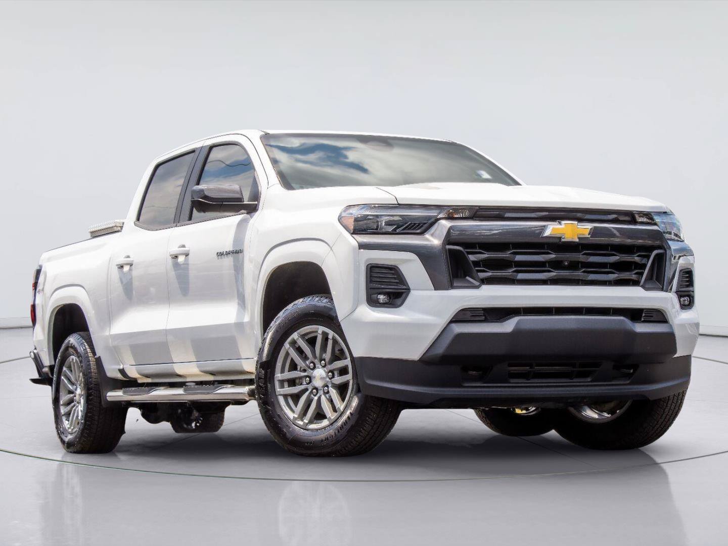 Used 2024 Chevrolet Colorado LT w/ LT Convenience Package III AWD/4WD image 2