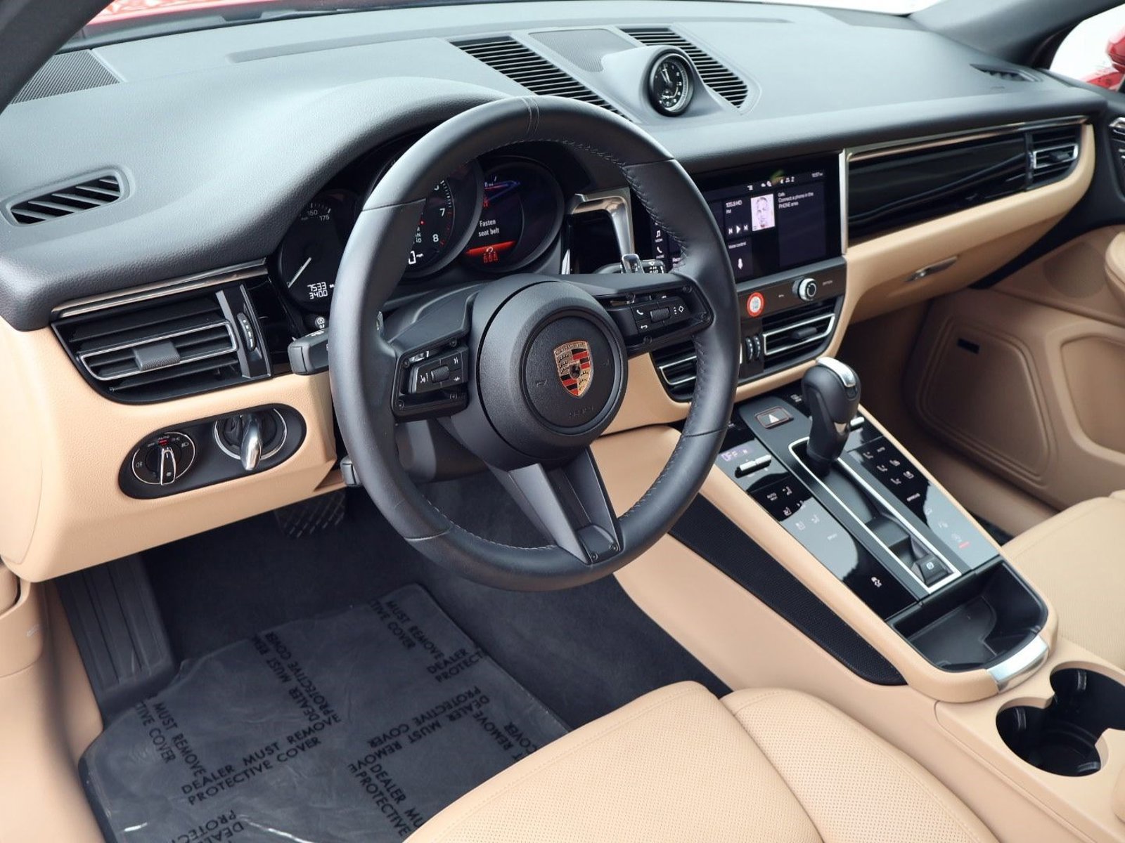 Certified 2025 Porsche Macan AWD/4WD image 4