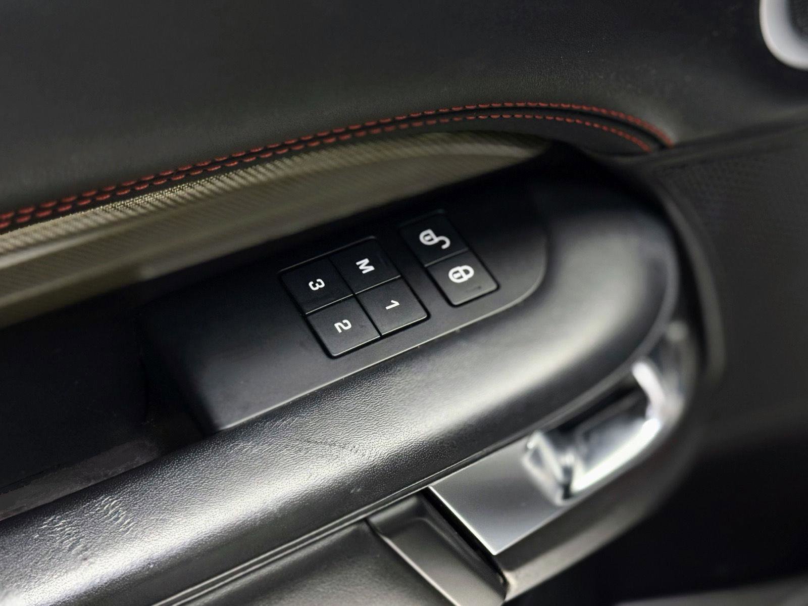 Used 2017 Land Rover Discovery HSE image 13