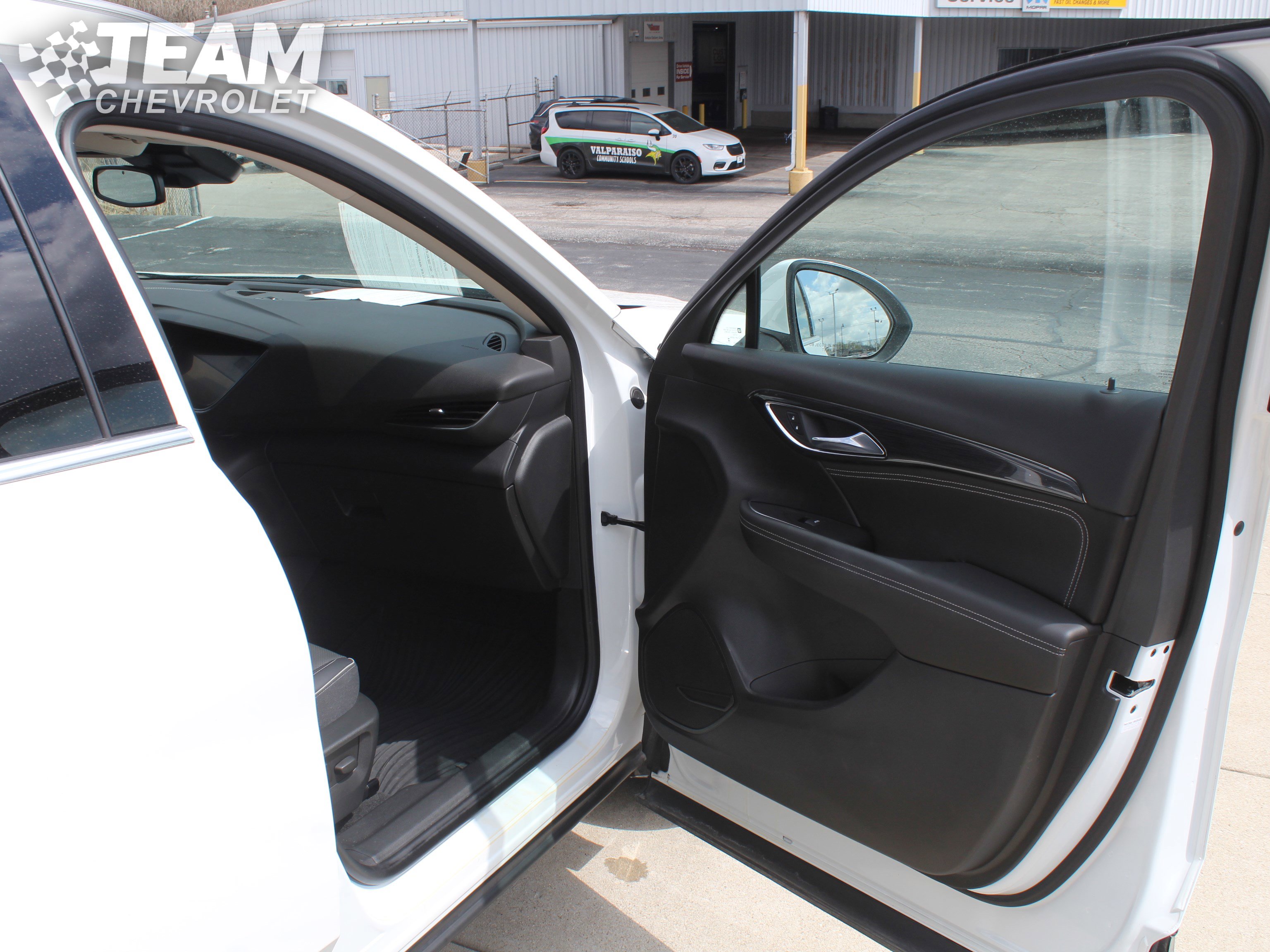 Used 2023 Buick Envision Essence image 25