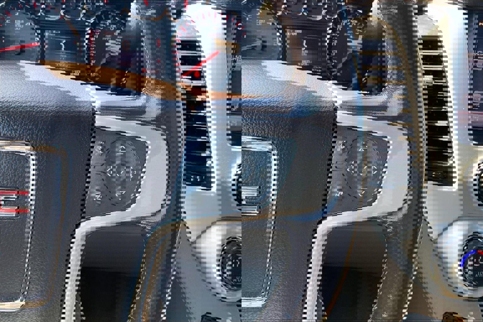 Used 2015 GMC Yukon XL SLT w/ Open Road Package AWD/4WD image 19