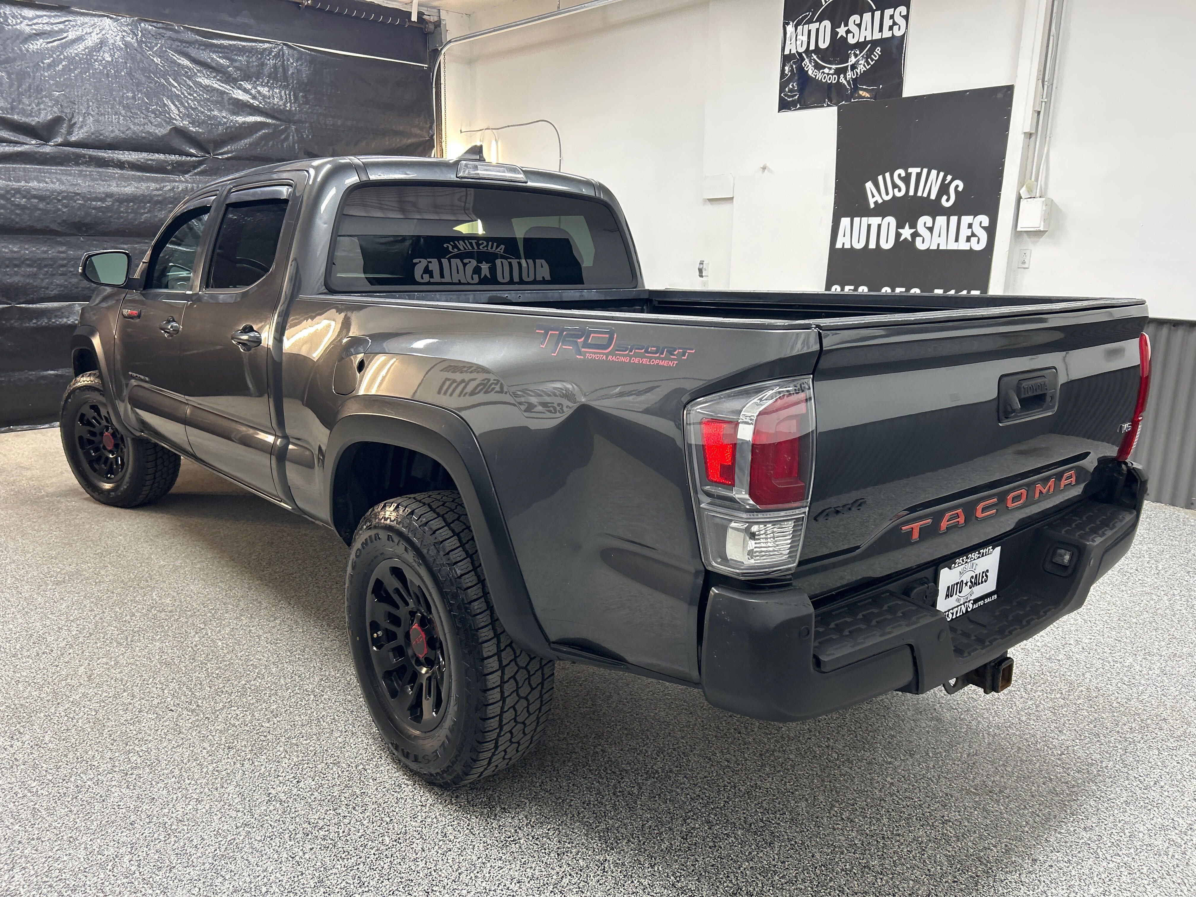 Used 2017 Toyota Tacoma TRD Off-Road w/ Premium & Technology Package AWD/4WD image 4