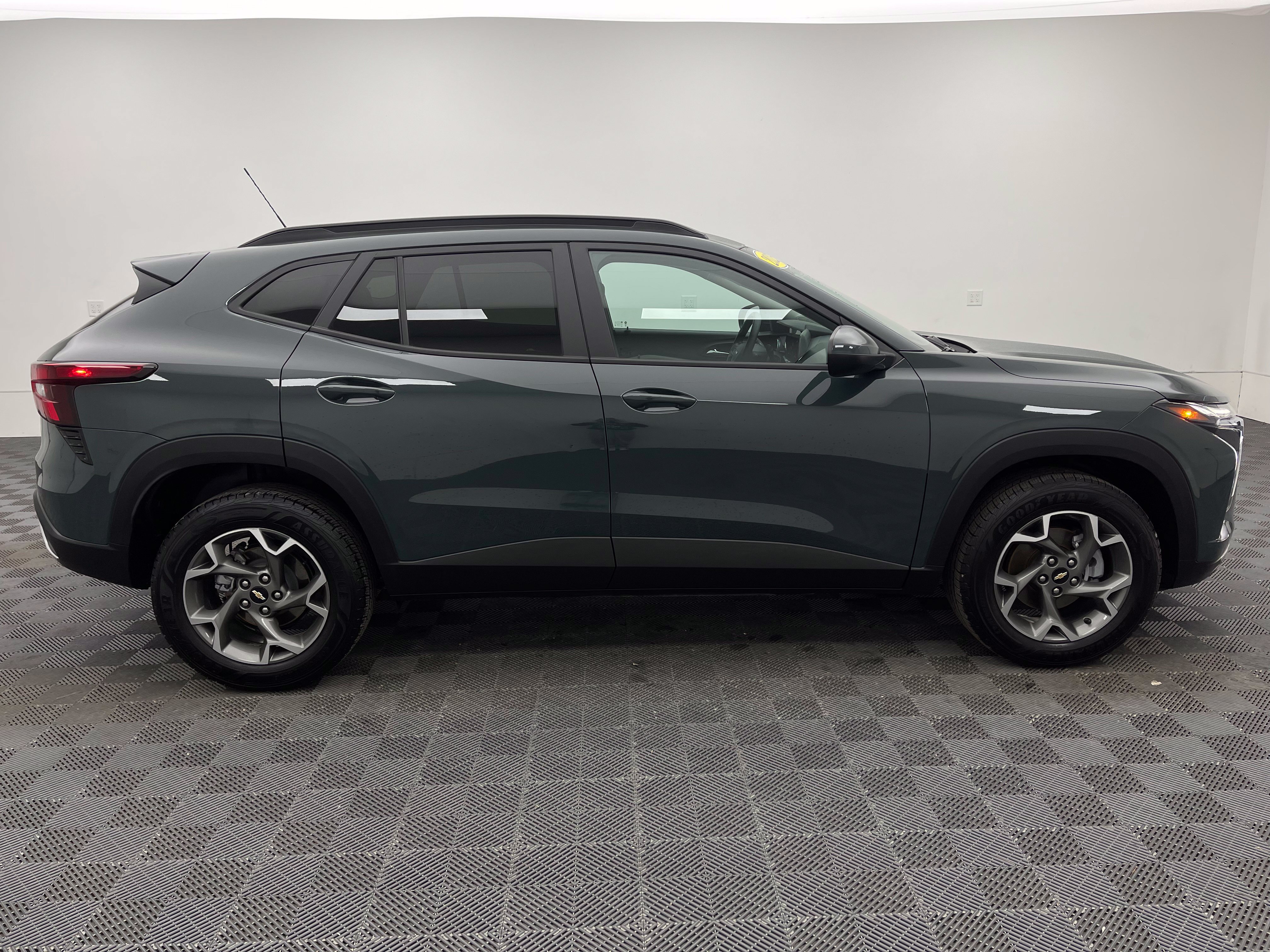 Used 2025 Chevrolet Trax LT FWD image 5