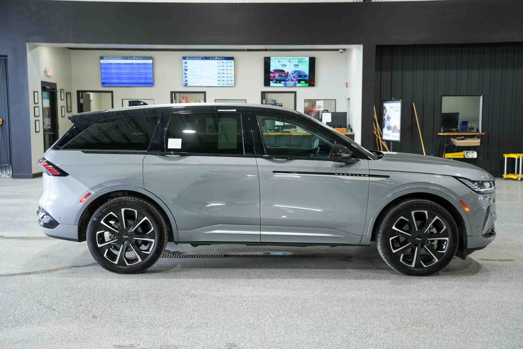 Used 2024 Lincoln Nautilus Reserve w/ Equipment Group 202A image 4