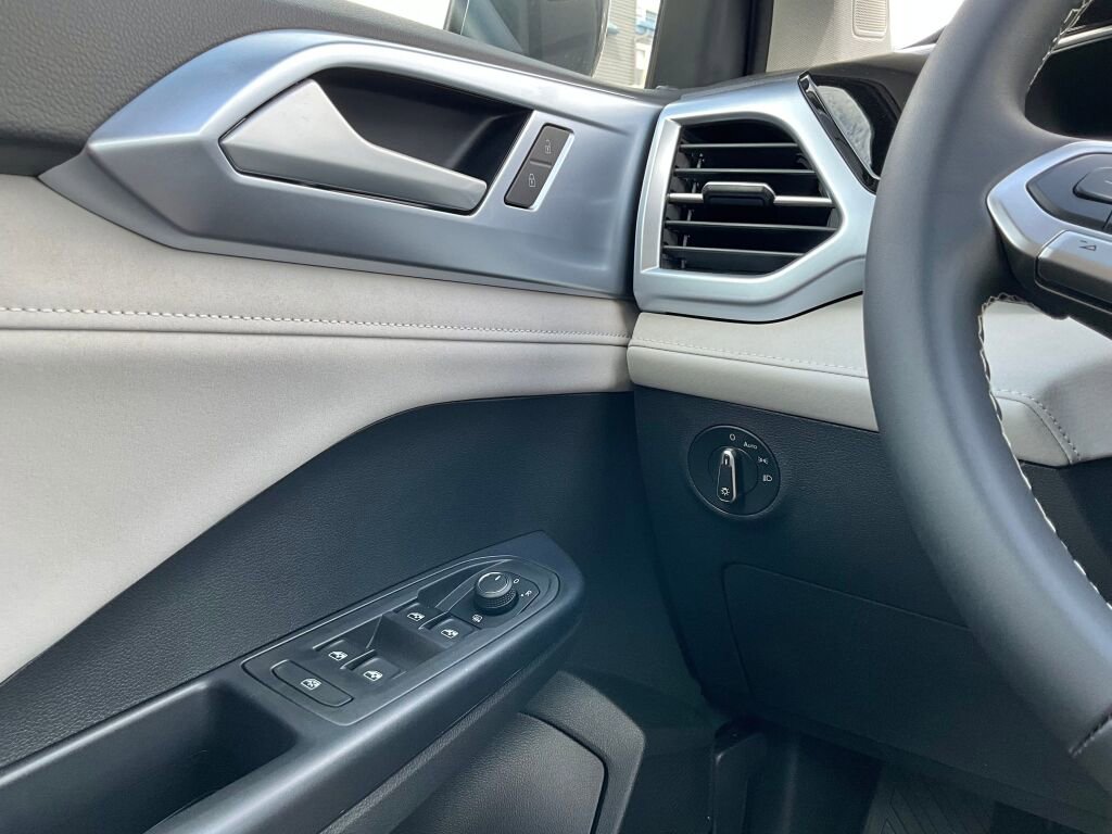 New 2025 Volkswagen Taos SE image 23