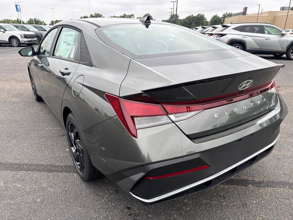 New 2026 Hyundai Elantra SEL Sport FWD image 4