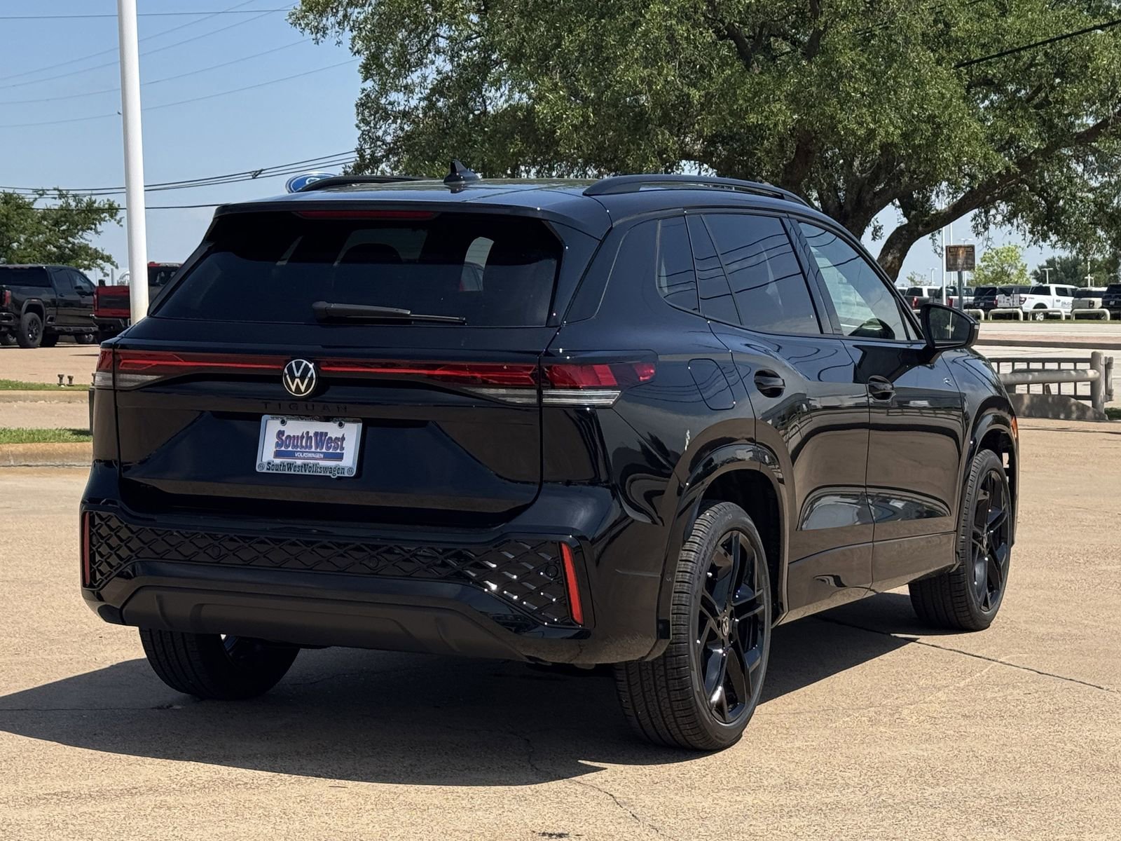 New 2026 Volkswagen Tiguan SE R-Line FWD image 5