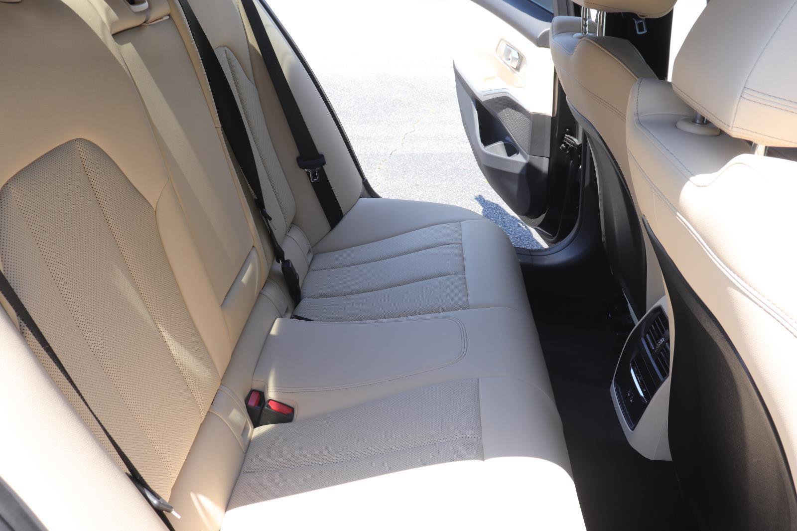 Used 2024 BMW 330i Sedan w/ Premium Package image 21