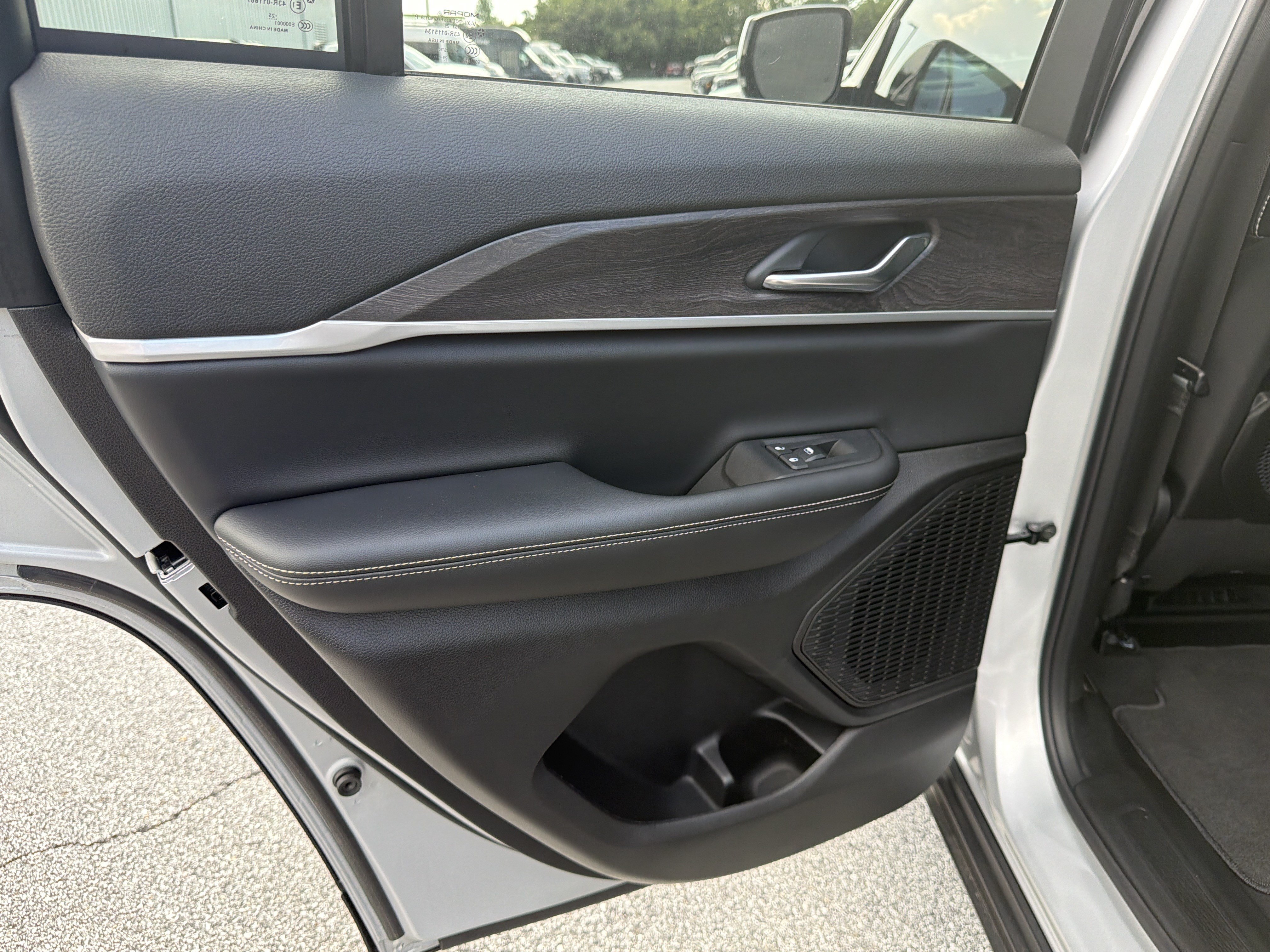 New 2025 Jeep Grand Cherokee Limited w/ Black Appearance Package RWD image 27