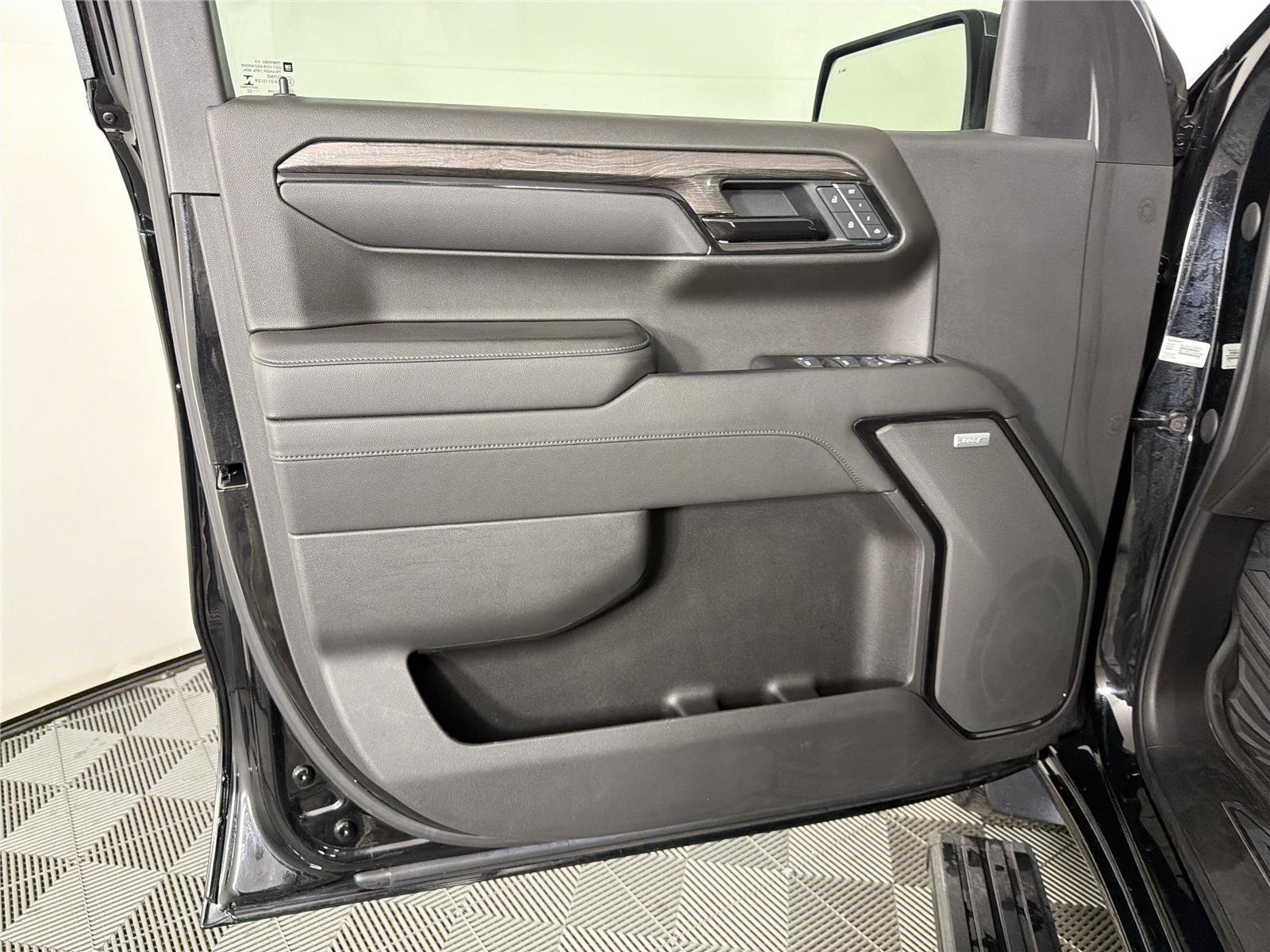 Used 2022 Chevrolet Silverado 1500 LTZ w/ LTZ Premium Package AWD/4WD image 9