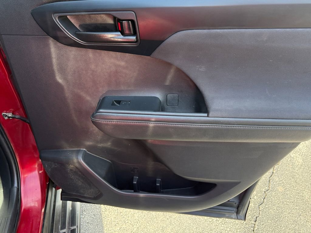 Used 2022 Toyota Highlander LE AWD/4WD image 20