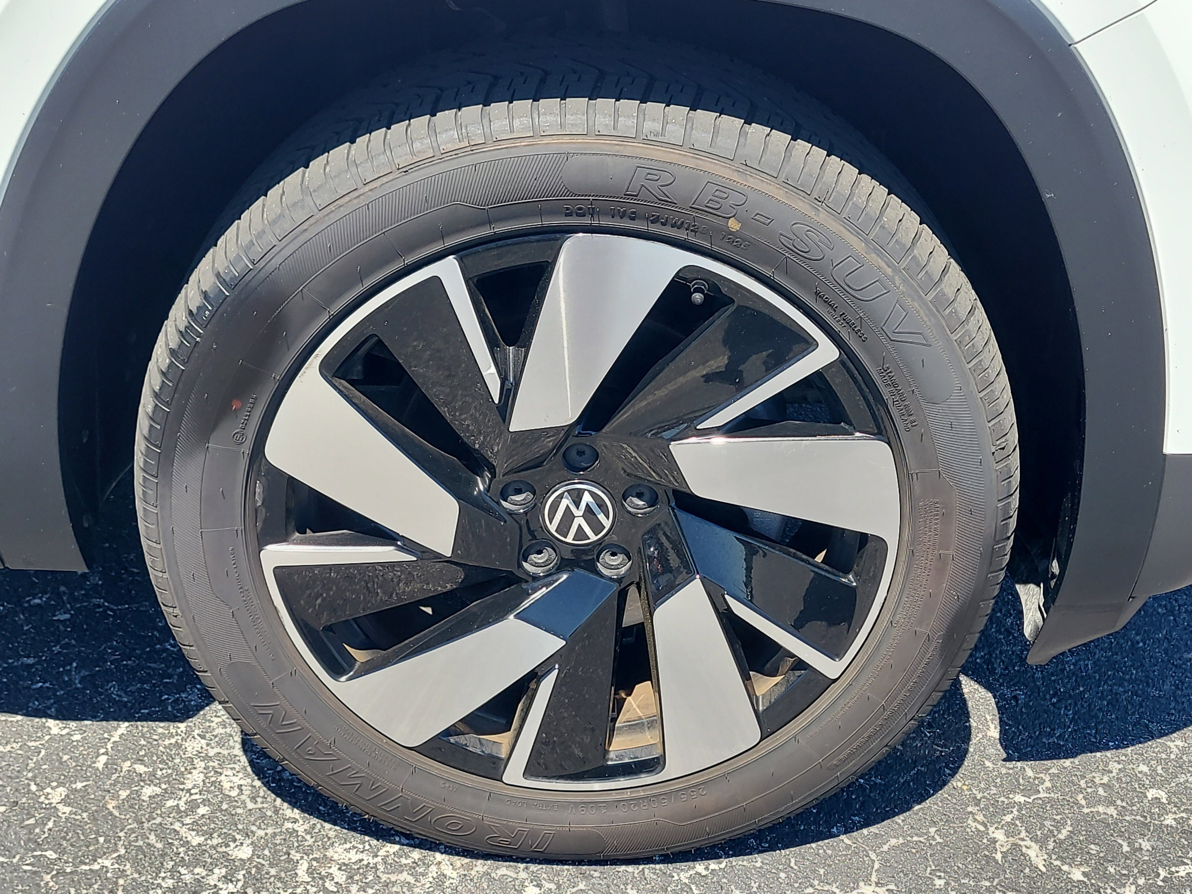 Used 2024 Volkswagen Atlas Cross Sport SE image 9