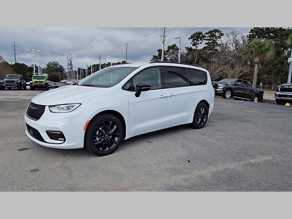 New 2026 Chrysler Pacifica Select w/ S Appearance Package FWD image 39