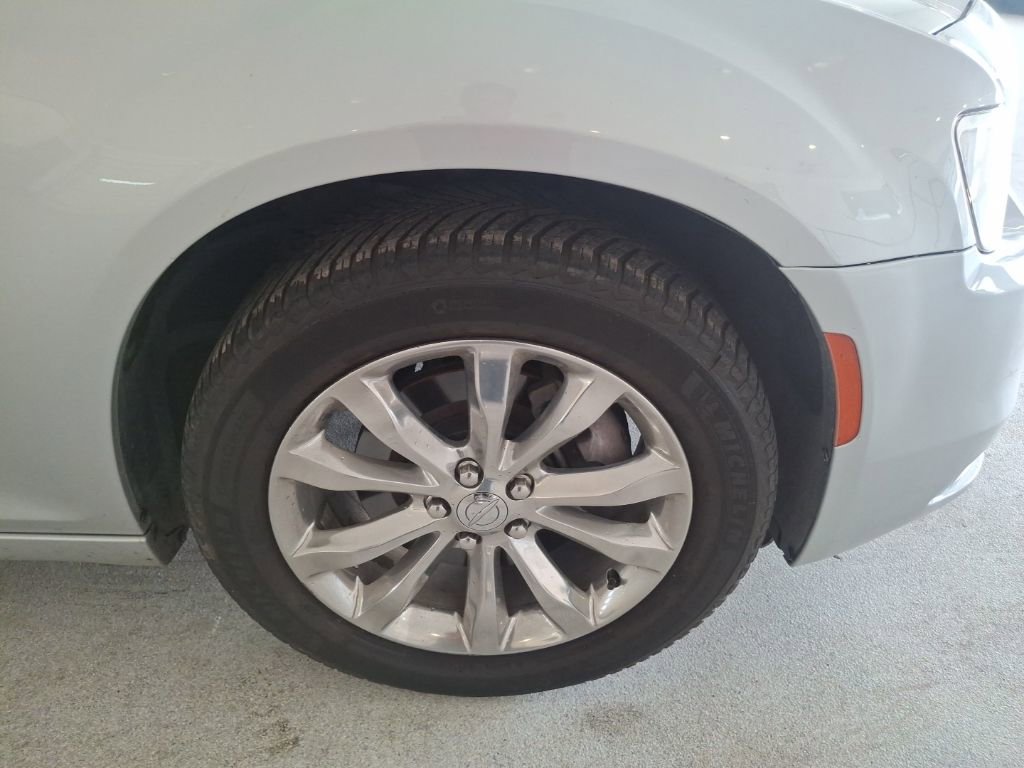 Used 2020 Chrysler 300 Limited image 9