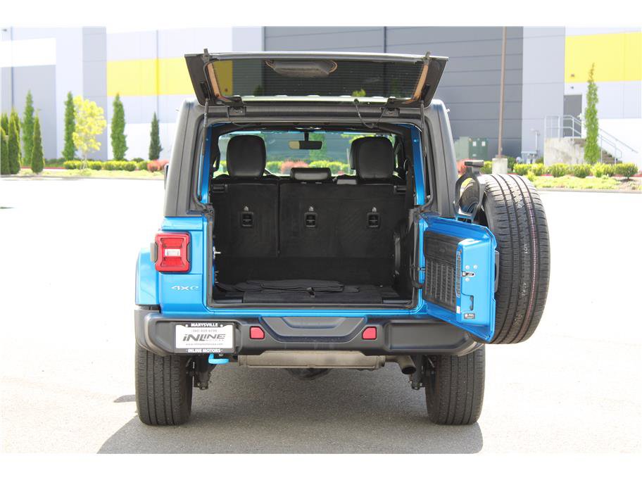 Used 2023 Jeep Wrangler Unlimited Sahara w/ Cold Weather Group AWD/4WD image 32