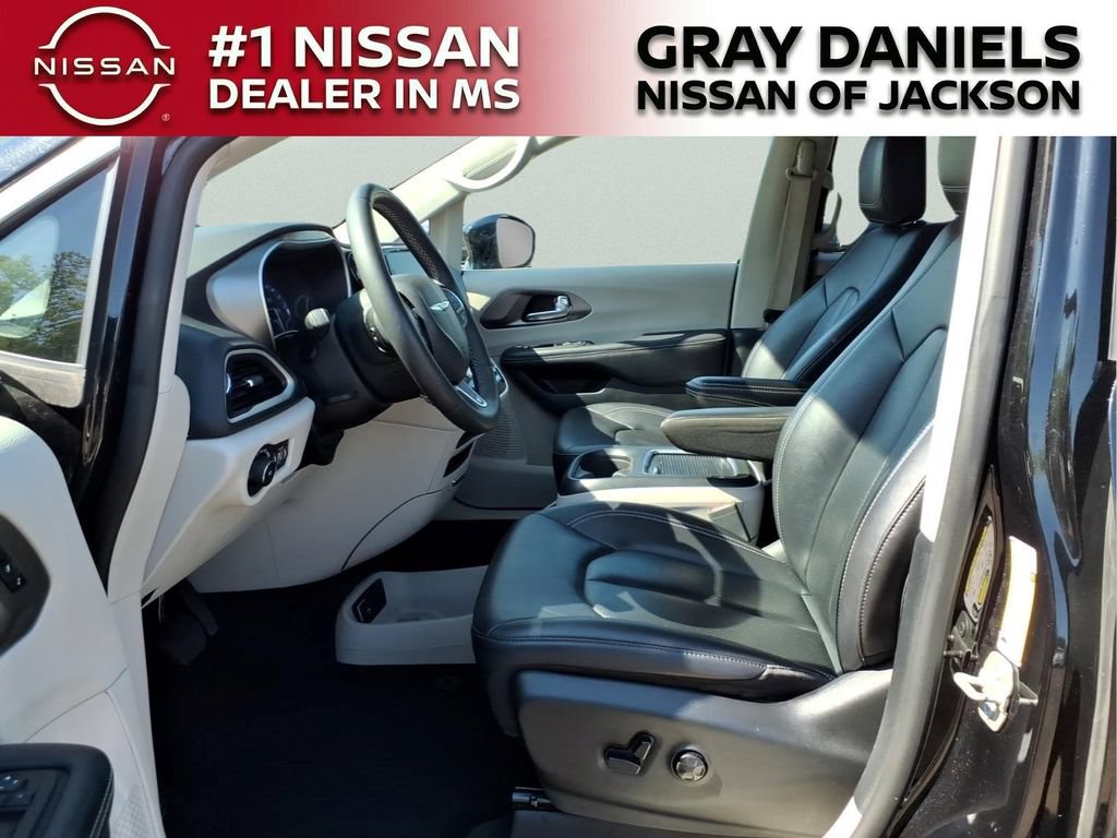 Used 2024 Chrysler Pacifica Touring-L FWD image 22
