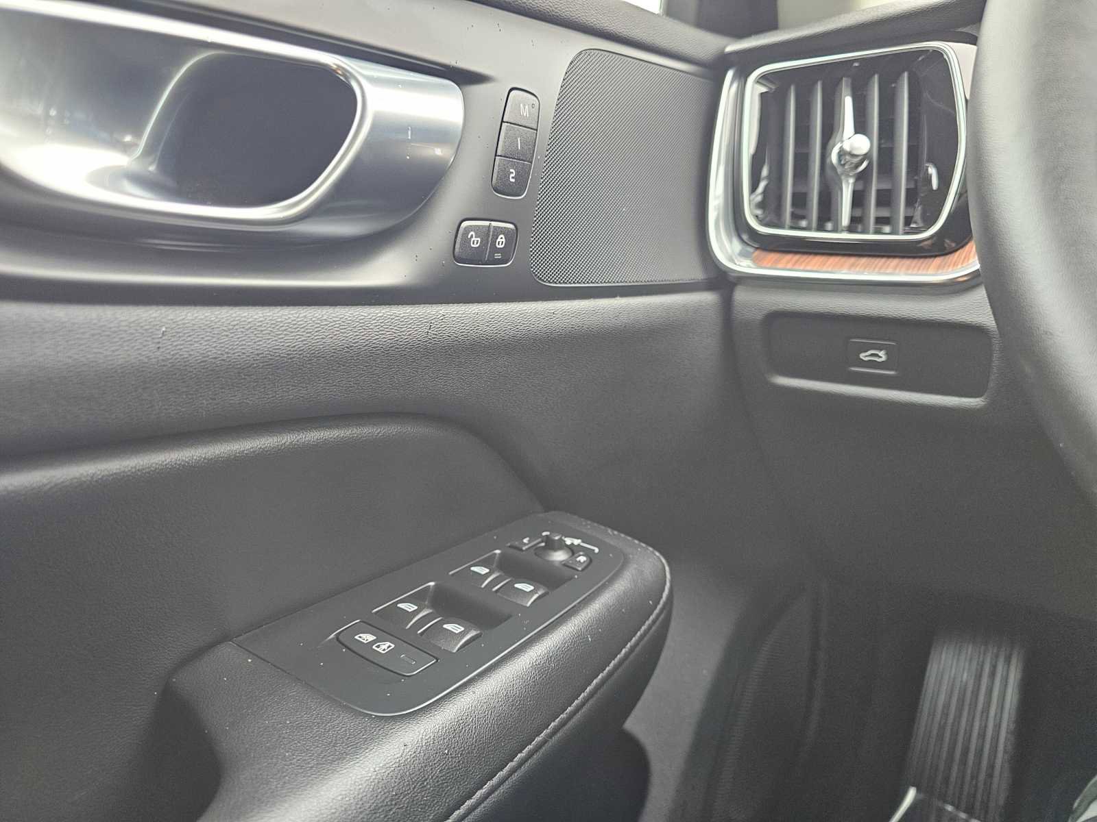 Certified 2025 Volvo V60 B5 Cross Country Plus image 32