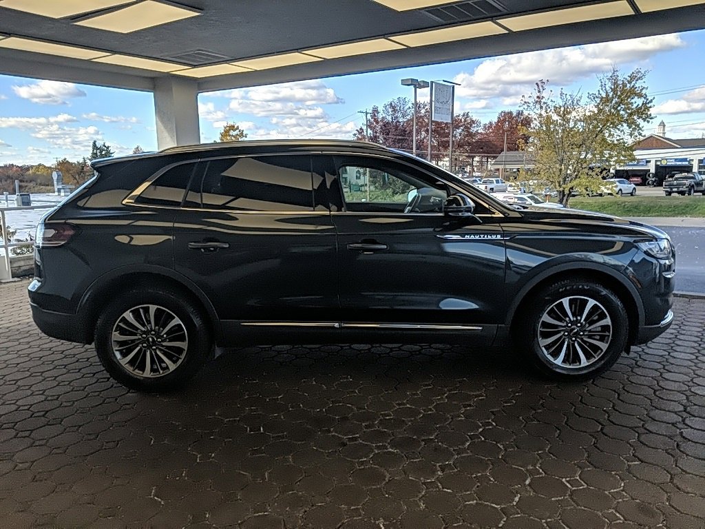 Certified 2022 Lincoln Nautilus AWD w/ Premium Package image 4