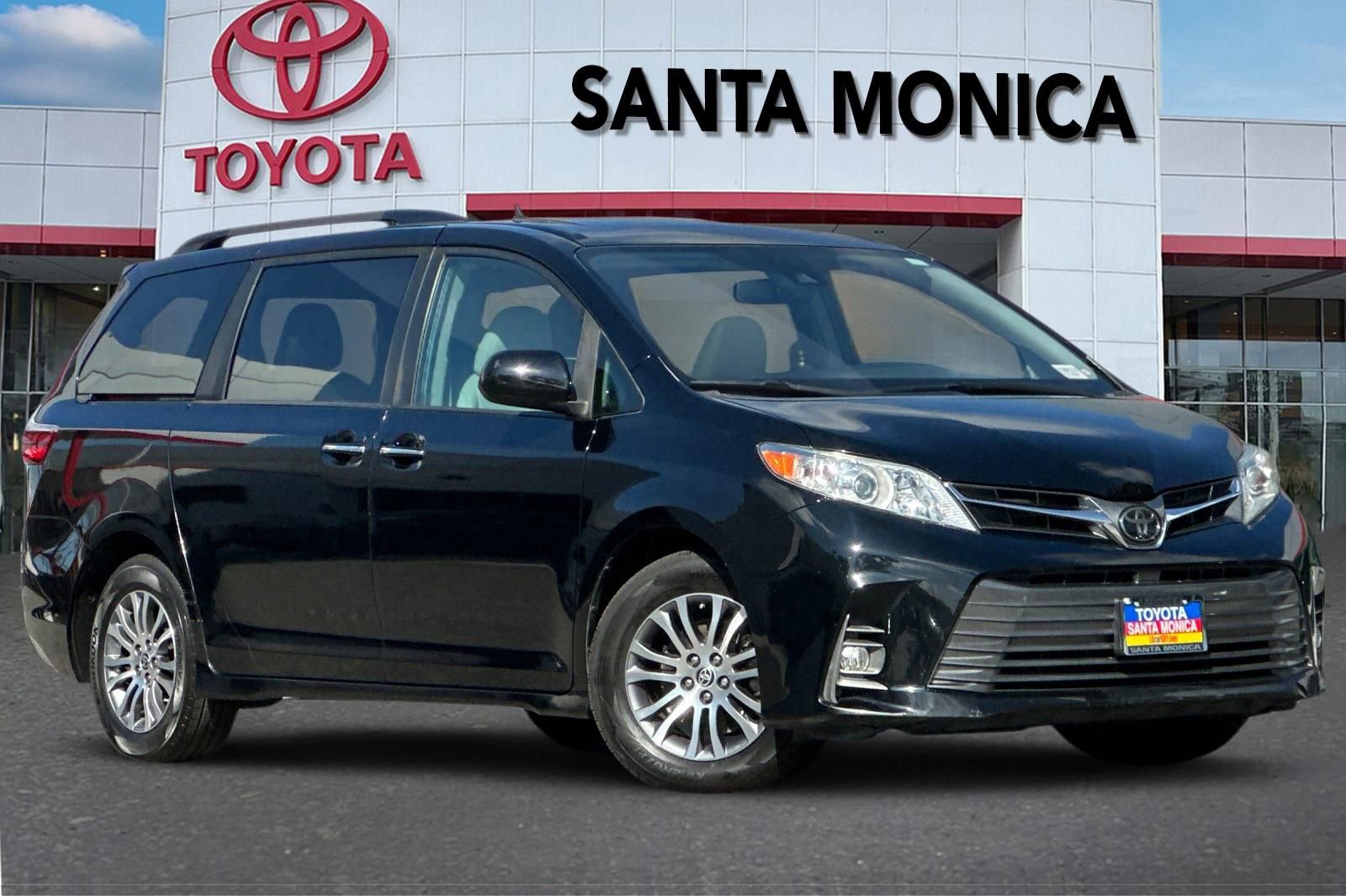 Used 2020 Toyota Sienna XLE FWD image 2
