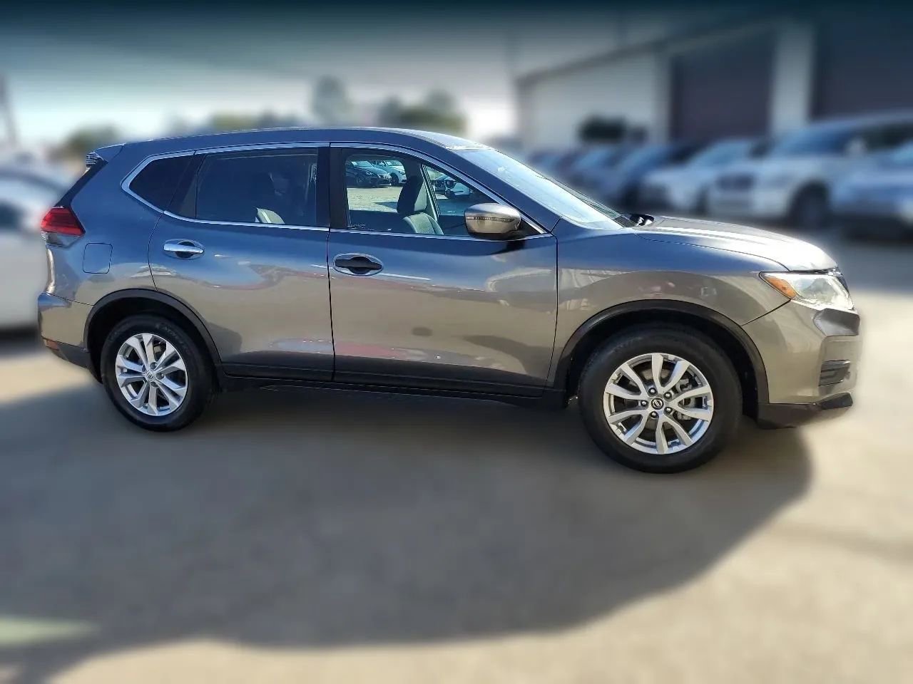 Used 2017 Nissan Rogue SV FWD image 11