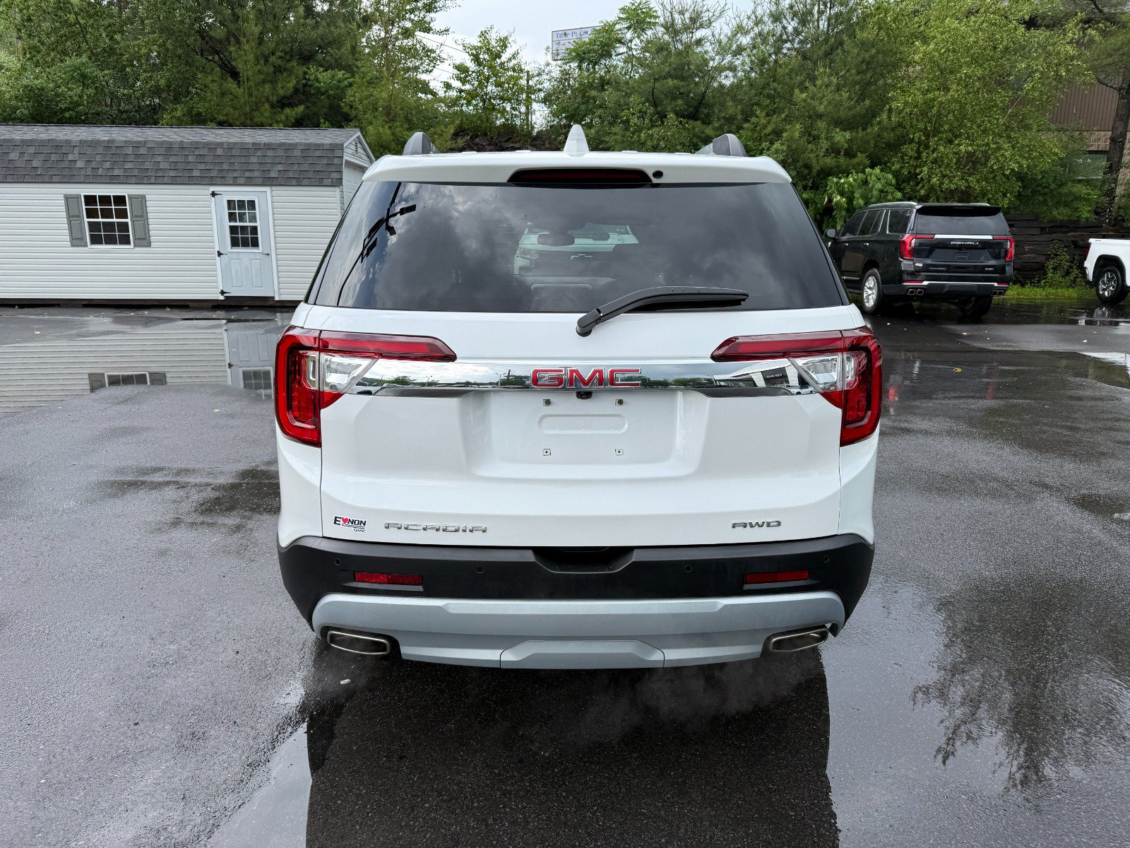 Used 2023 GMC Acadia SLT w/ Preferred Package AWD/4WD image 4