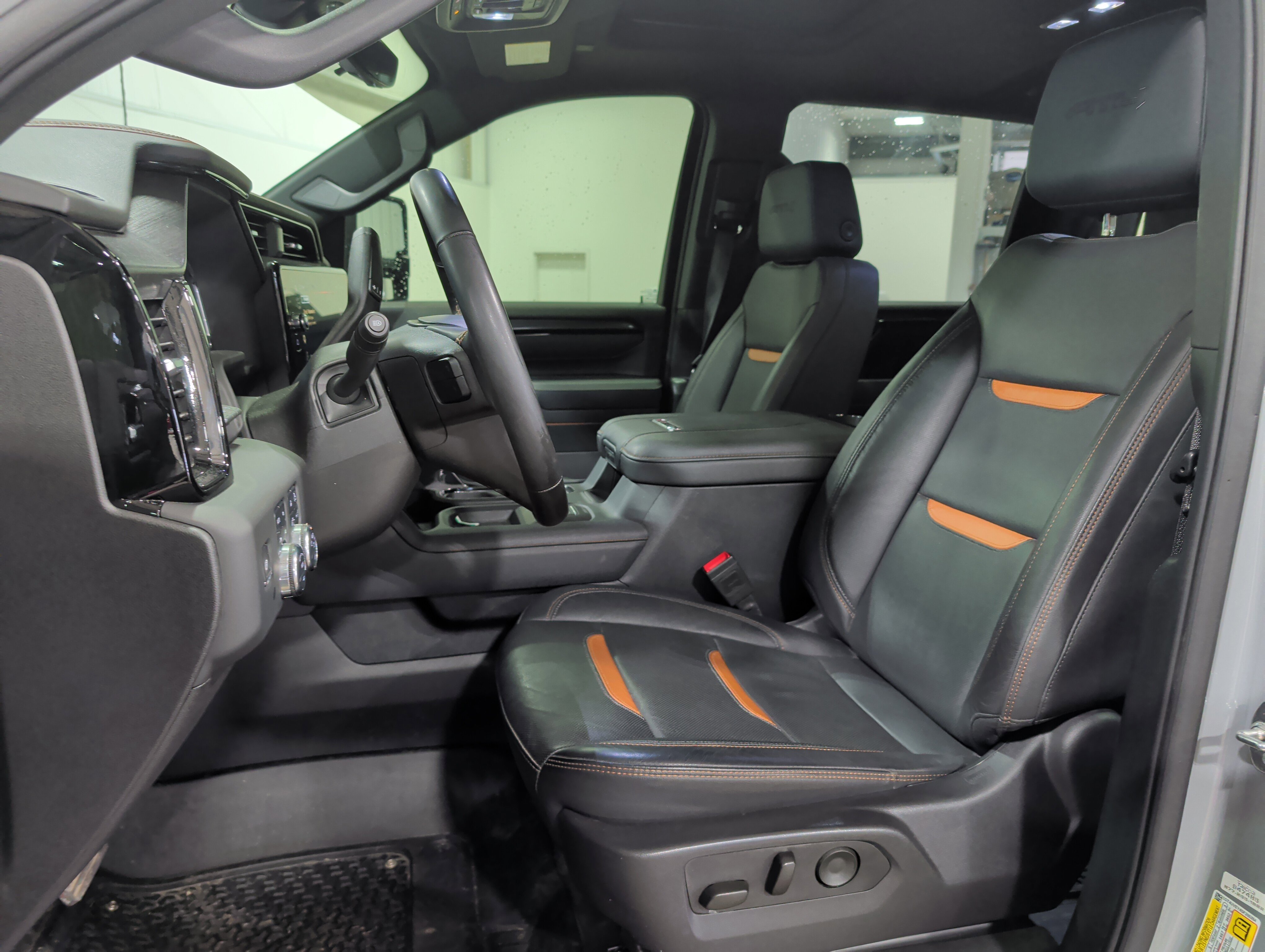 Used 2025 GMC Sierra 3500 AT4 w/ AT4 Premium Plus Package AWD/4WD image 9
