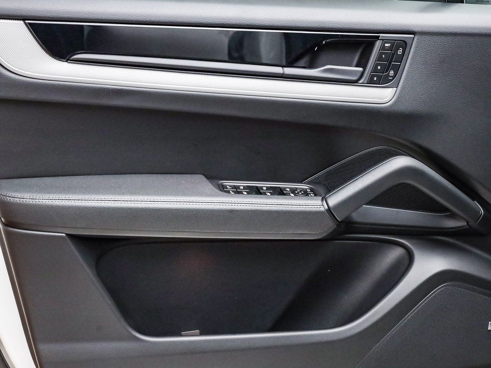 Certified 2025 Porsche Cayenne image 24