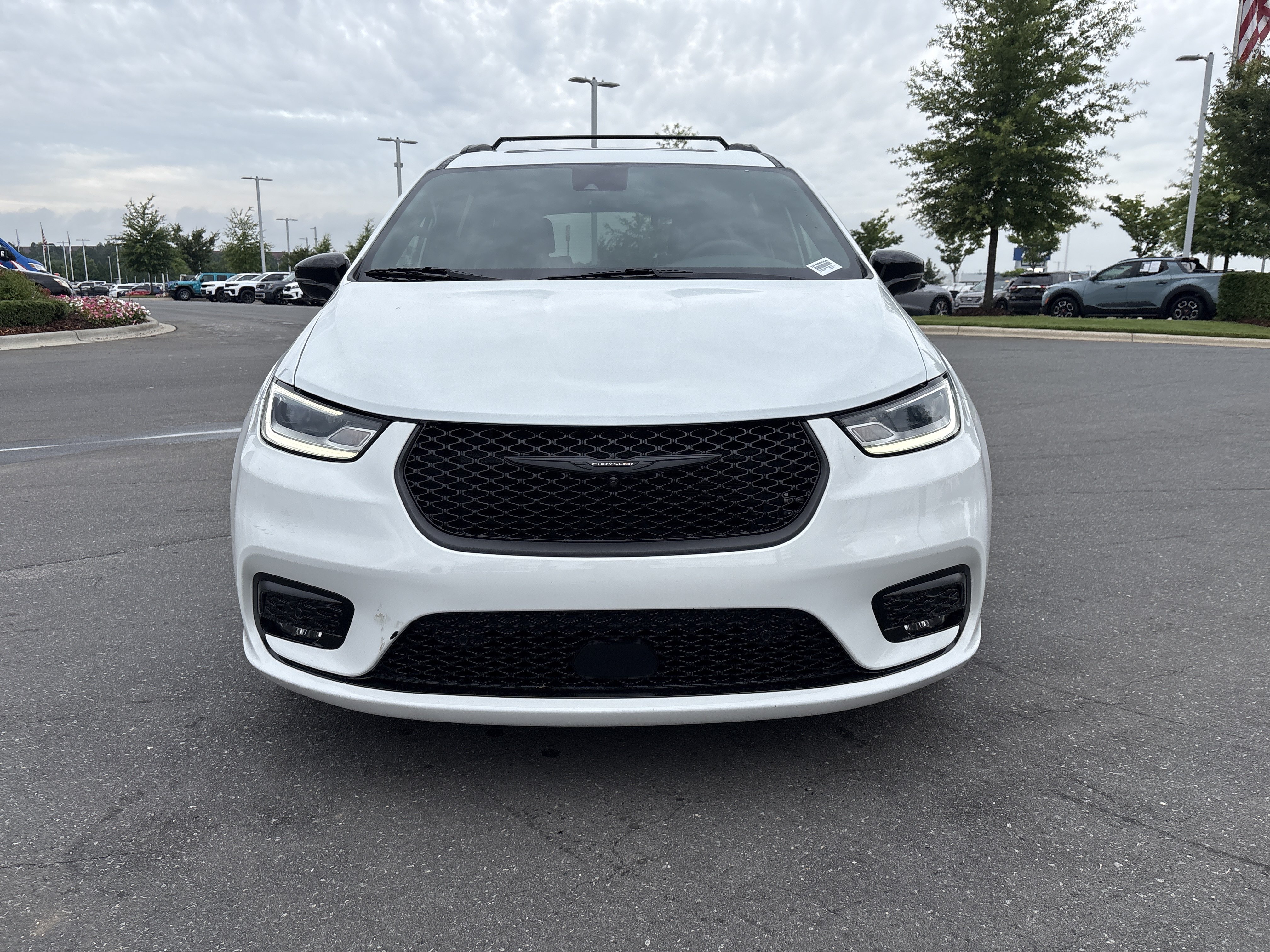 Used 2023 Chrysler Pacifica Limited w/ Uconnect Theater Family Group FWD image 3