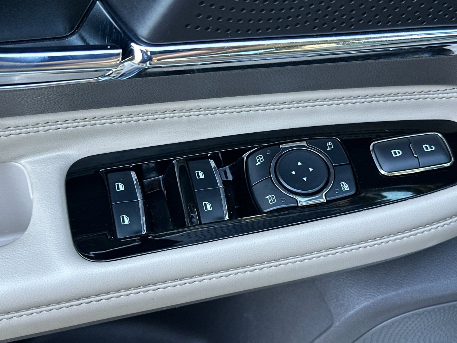 Used 2023 Lincoln Corsair FWD w/ Equipment Group 101A image 13