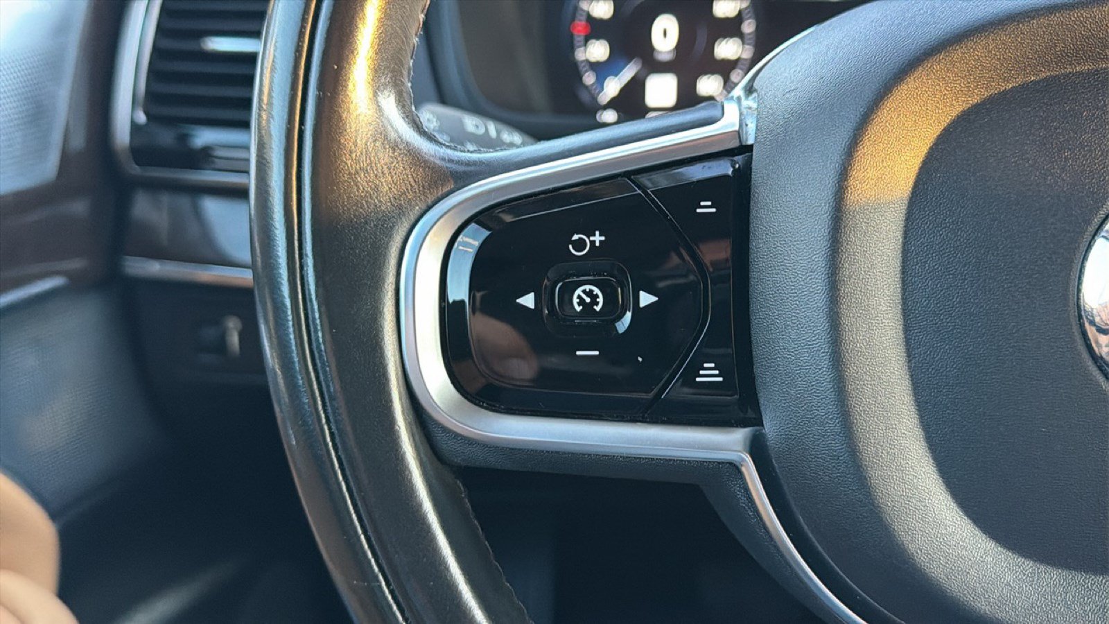 Used 2016 Volvo XC90 T6 Momentum w/ Momentum Plus Package AWD/4WD image 18