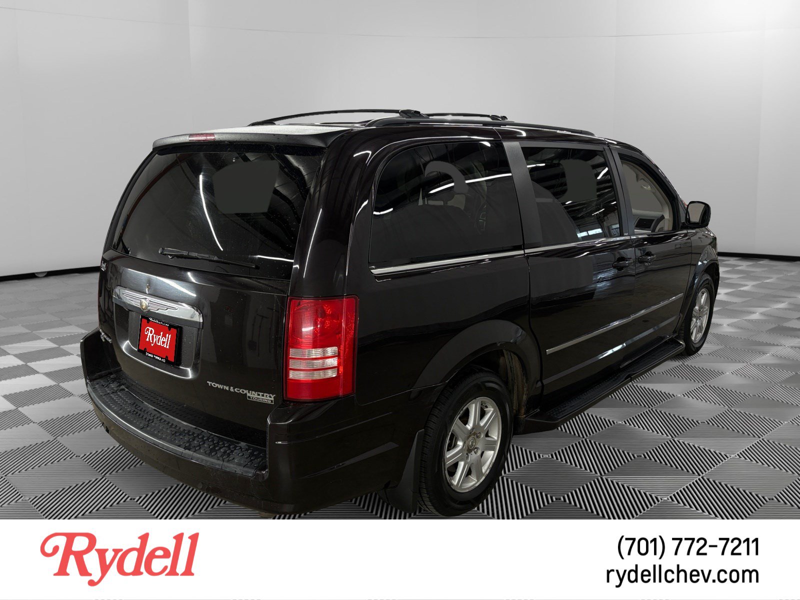 Used 2010 Chrysler Town & Country Touring Plus FWD image 5