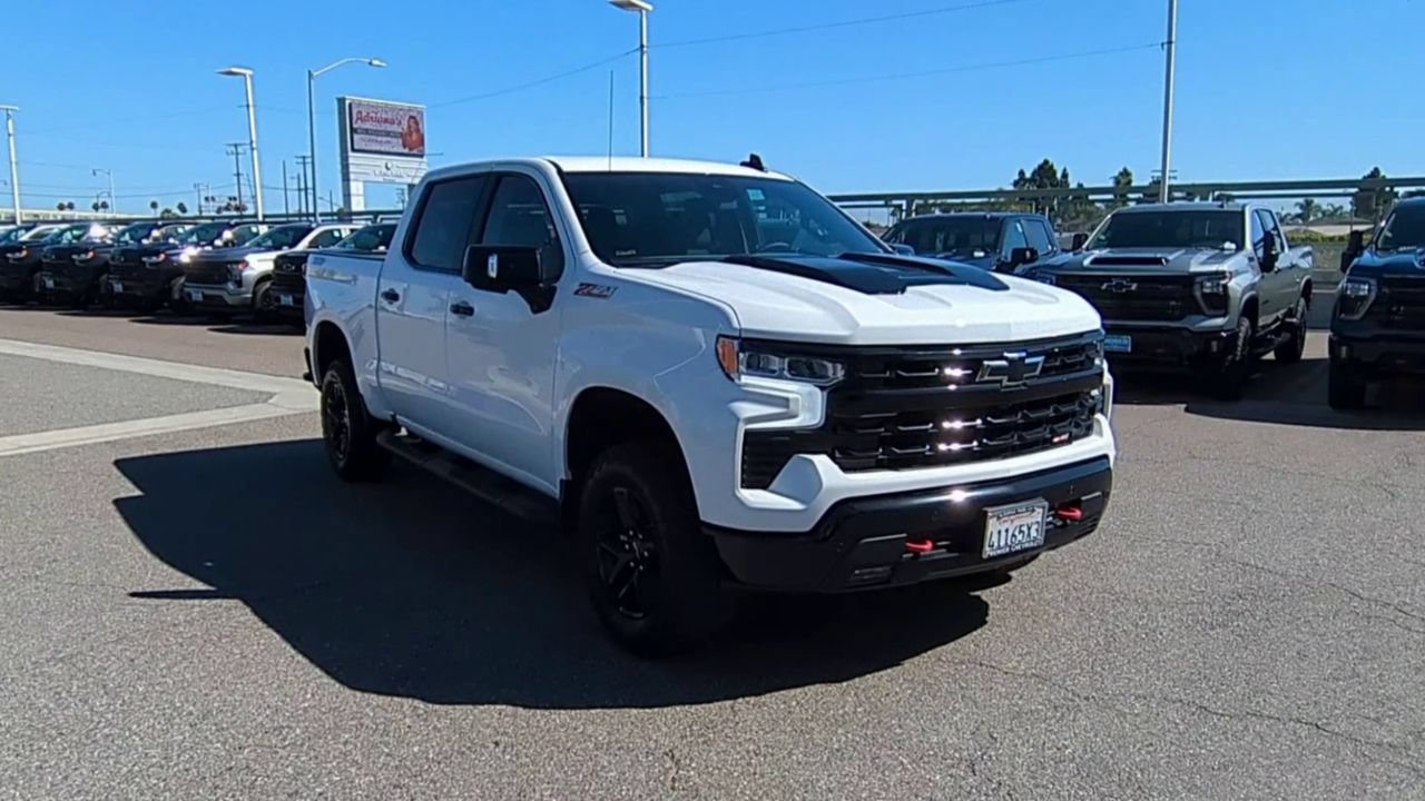 Used 2024 Chevrolet Silverado 1500 LT Trail Boss w/ Convenience Package II AWD/4WD image 2