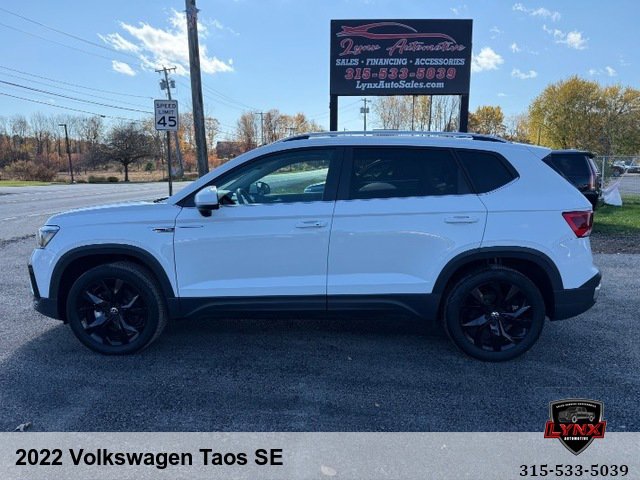 Used 2022 Volkswagen Taos SE w/ Panoramic Sunroof Package image 2