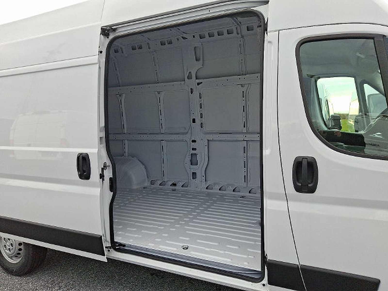 Used 2024 RAM ProMaster 3500 w/ Safety Group FWD image 6