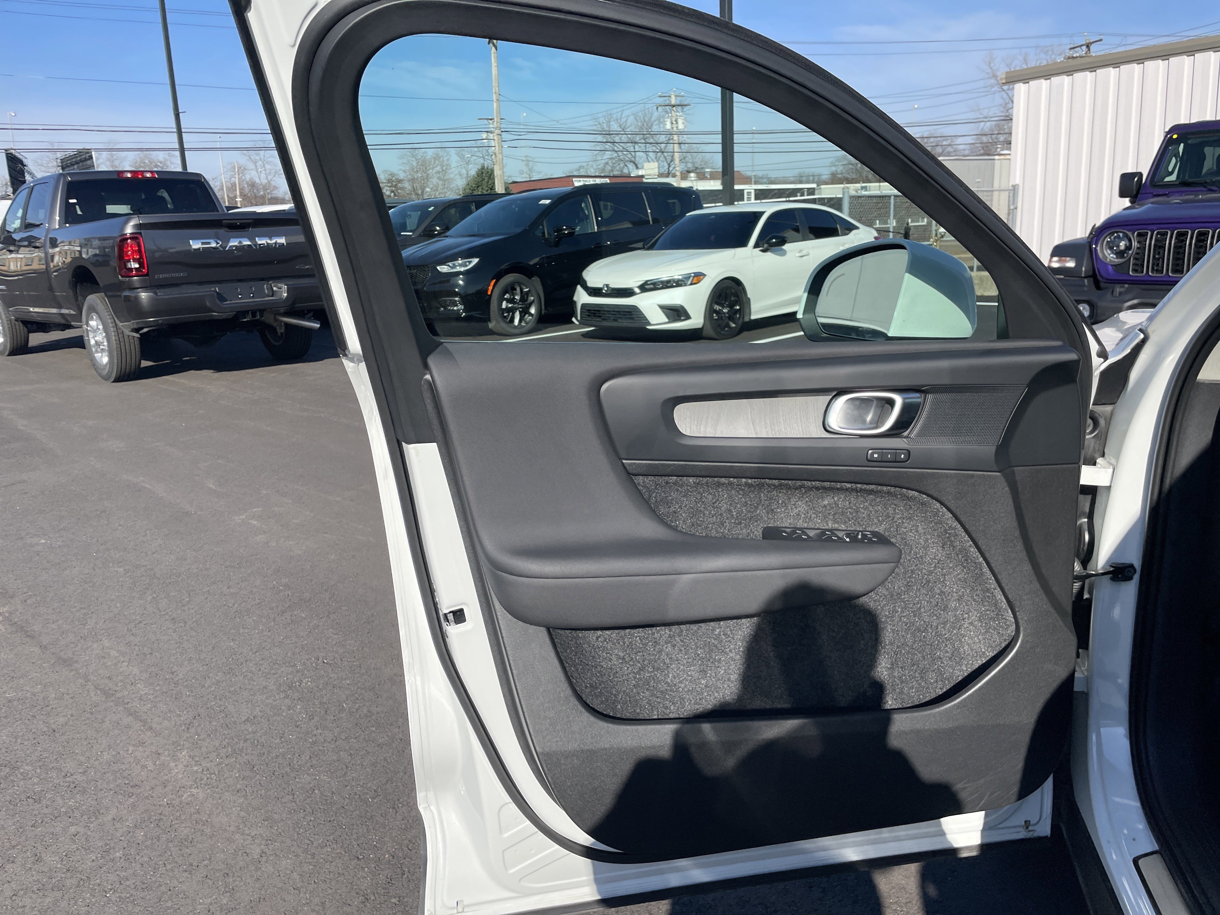 Used 2025 Volvo XC40 B5 Core image 41