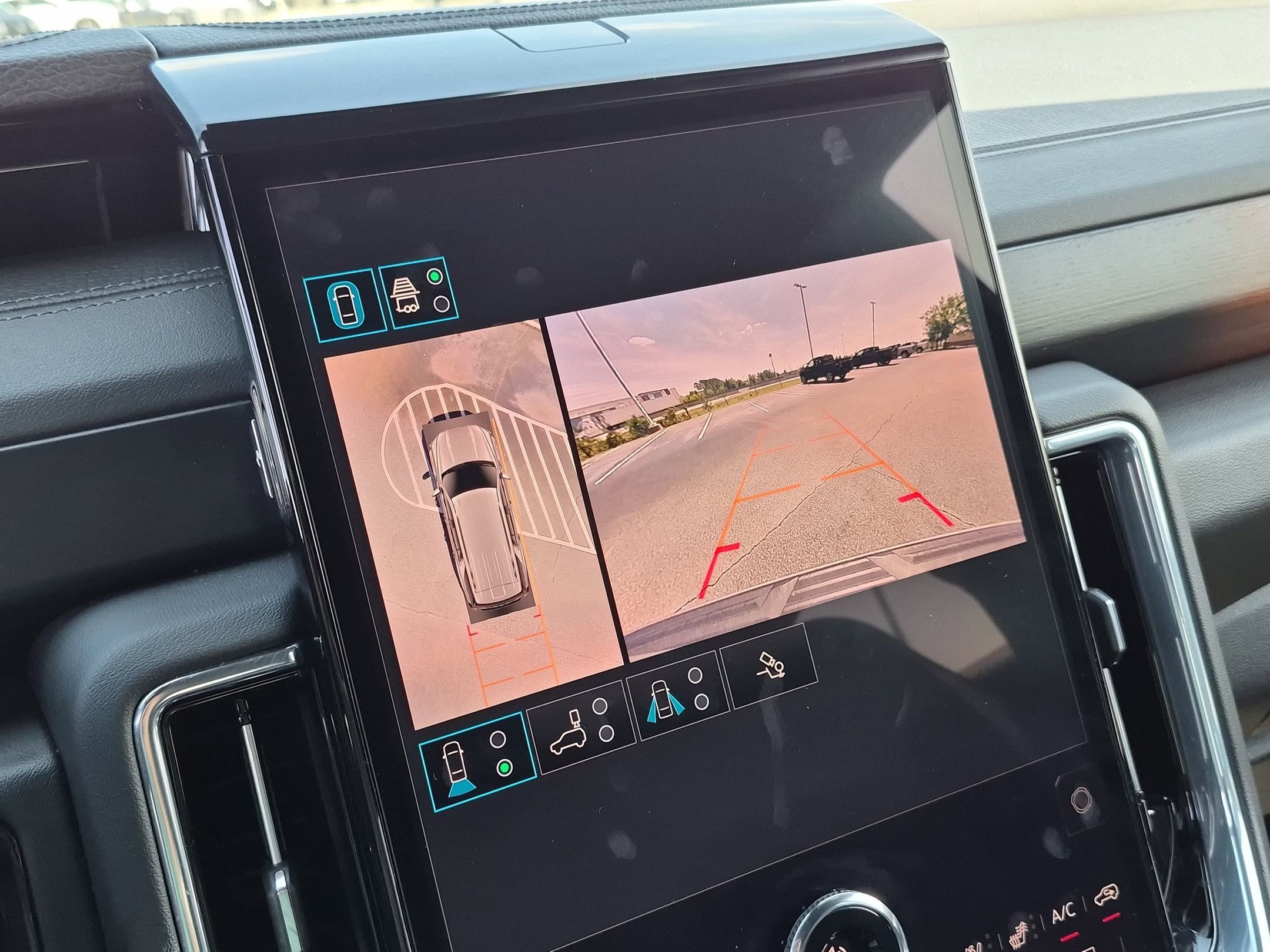 Used 2025 GMC Yukon Denali RWD image 24