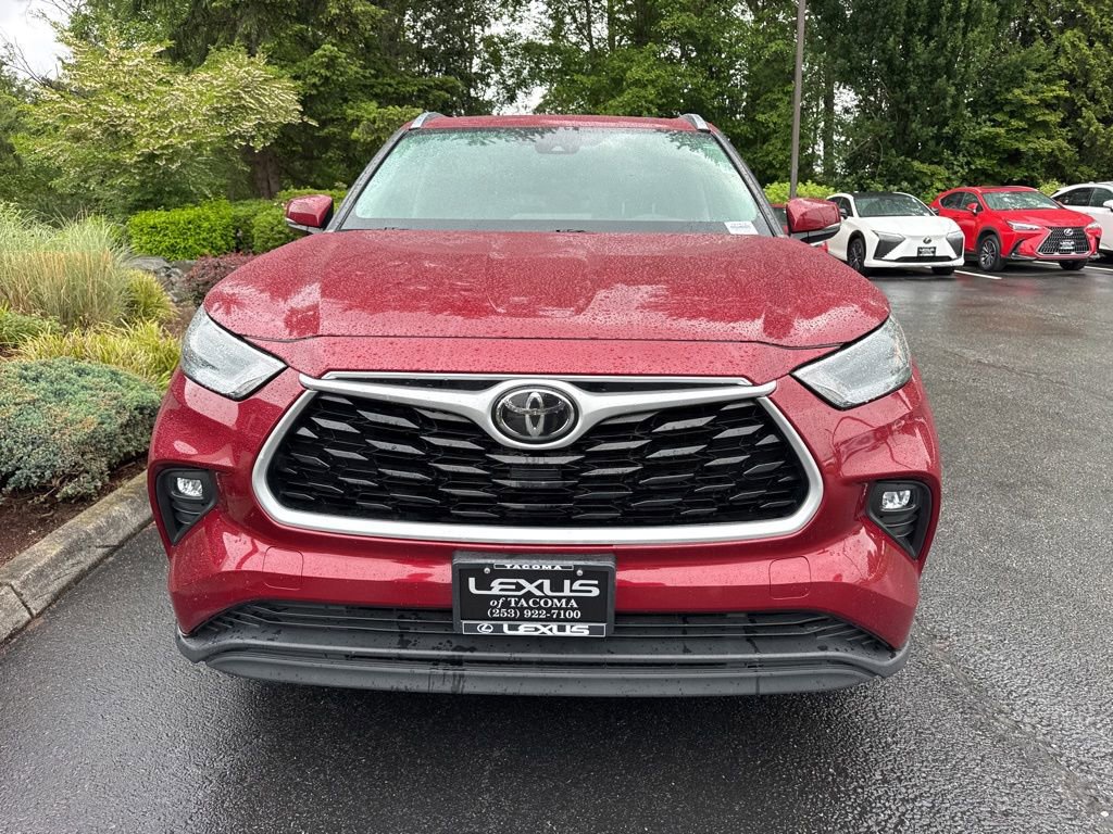 Used 2021 Toyota Highlander XLE AWD/4WD image 9