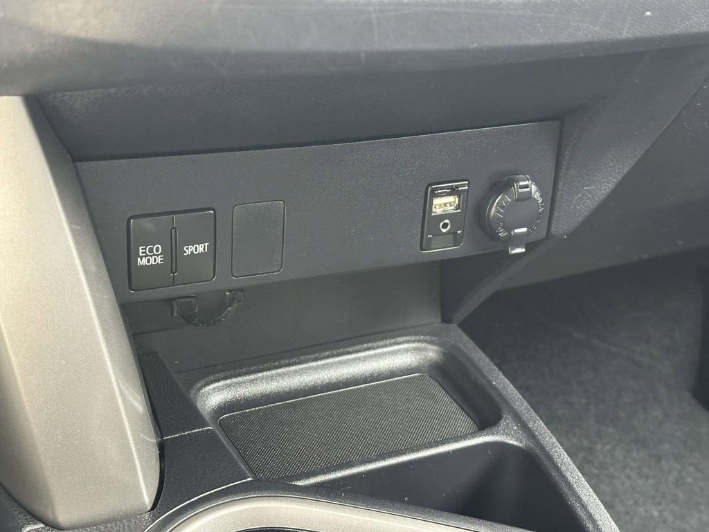 Used 2016 Toyota RAV4 LE image 27